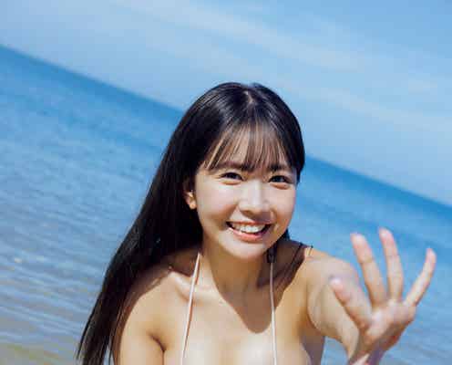 #2i2天羽希純、豊満美バスト際立つビキニで笑顔はじける「週刊FLASH」表紙登場