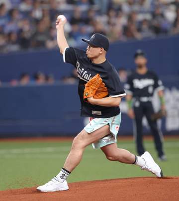 オリックス戦 格闘家YAーMANが始球式 元野球経験者「やっぱりプロのキャッチャーはうまい…と思いました」