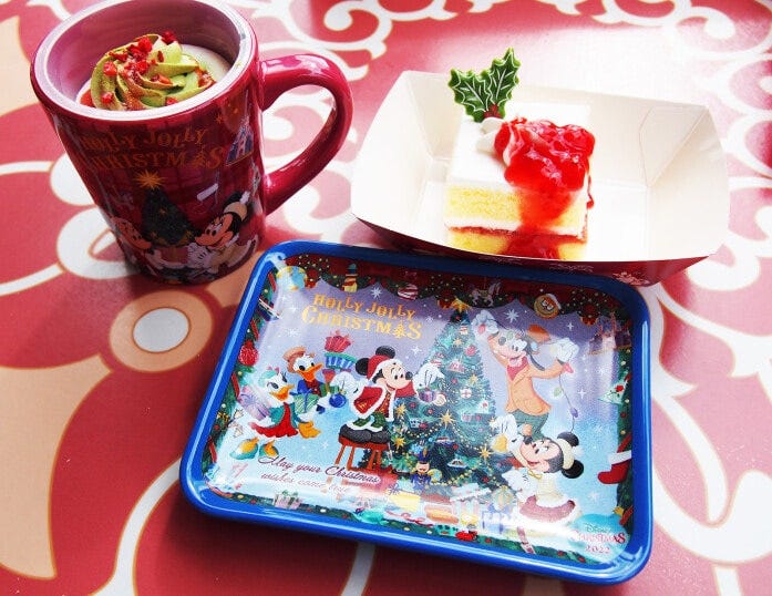 左の赤いカップが、ピスタチオクリーム＆プリン スーベニアカップ付き、右の2つが、ストロベリーショートケーキ スーベニアプレート付き。各900円。東京ディズニーランド「スウィートハート・カフェ」、東京ディズニーシー「ドックサイド・ダイナー」などにて販売