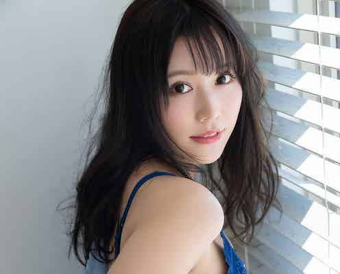 小日向ゆか、美ボディ魅せのあざとい視線に釘付け