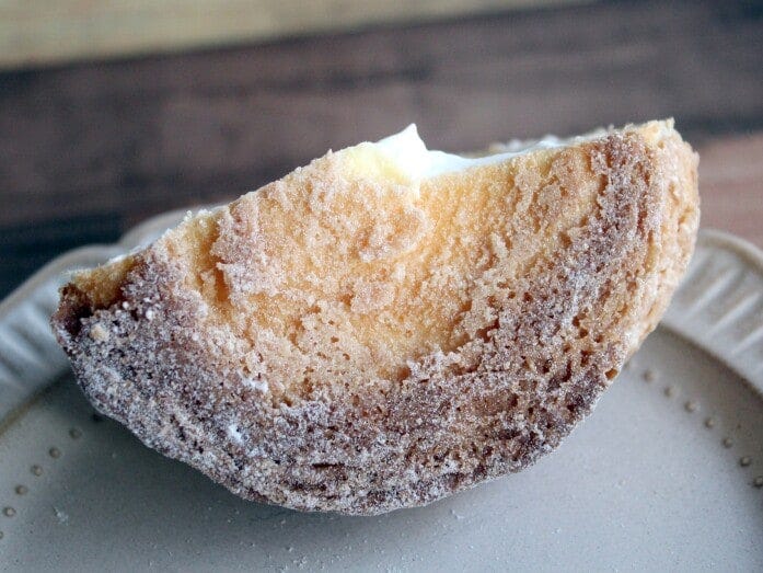 シュー生地は、どこから食べてもサクッとした食感