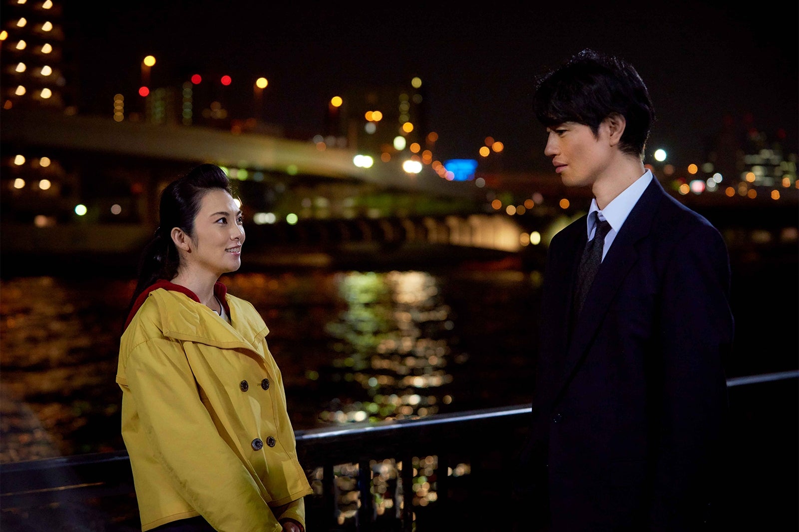 久しぶりの再会を喜ぶ、山崎瑛（斎藤工）と北村亜衣（田中麗奈）。旧友の2人／画像提供：WOWOW