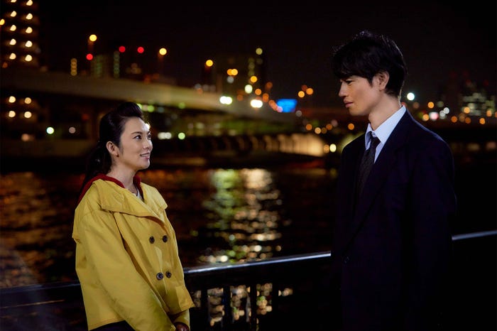 久しぶりの再会を喜ぶ、山崎瑛(斎藤工)と北村亜衣(田中麗奈)。旧友の2人/画像提供:WOWOW