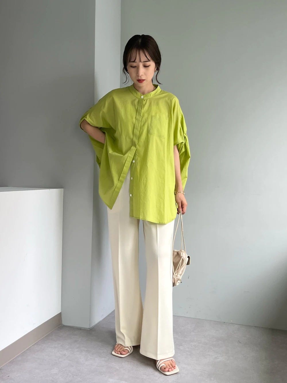 レディース パンツ コーディネート 夏 レディース コーディネート コーデ 着こなし おすすめ オススメ トレンド コツ おしゃれ お洒落 オシャレ 2022 夏 パンツ パンツコーデ スラックス シャツ グリーン カラーシャツ 白パンツ 白 ホワイト