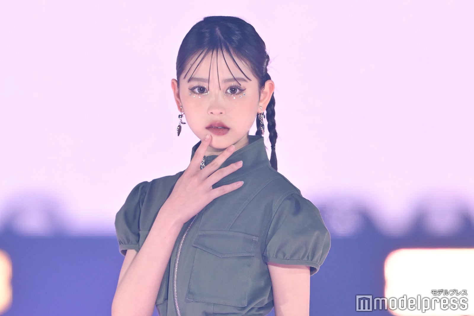 カジサック長女・梶原叶渚、跳ね上げライン×ストーンメイクが大人っぽい【GirlsAward 2025SS】