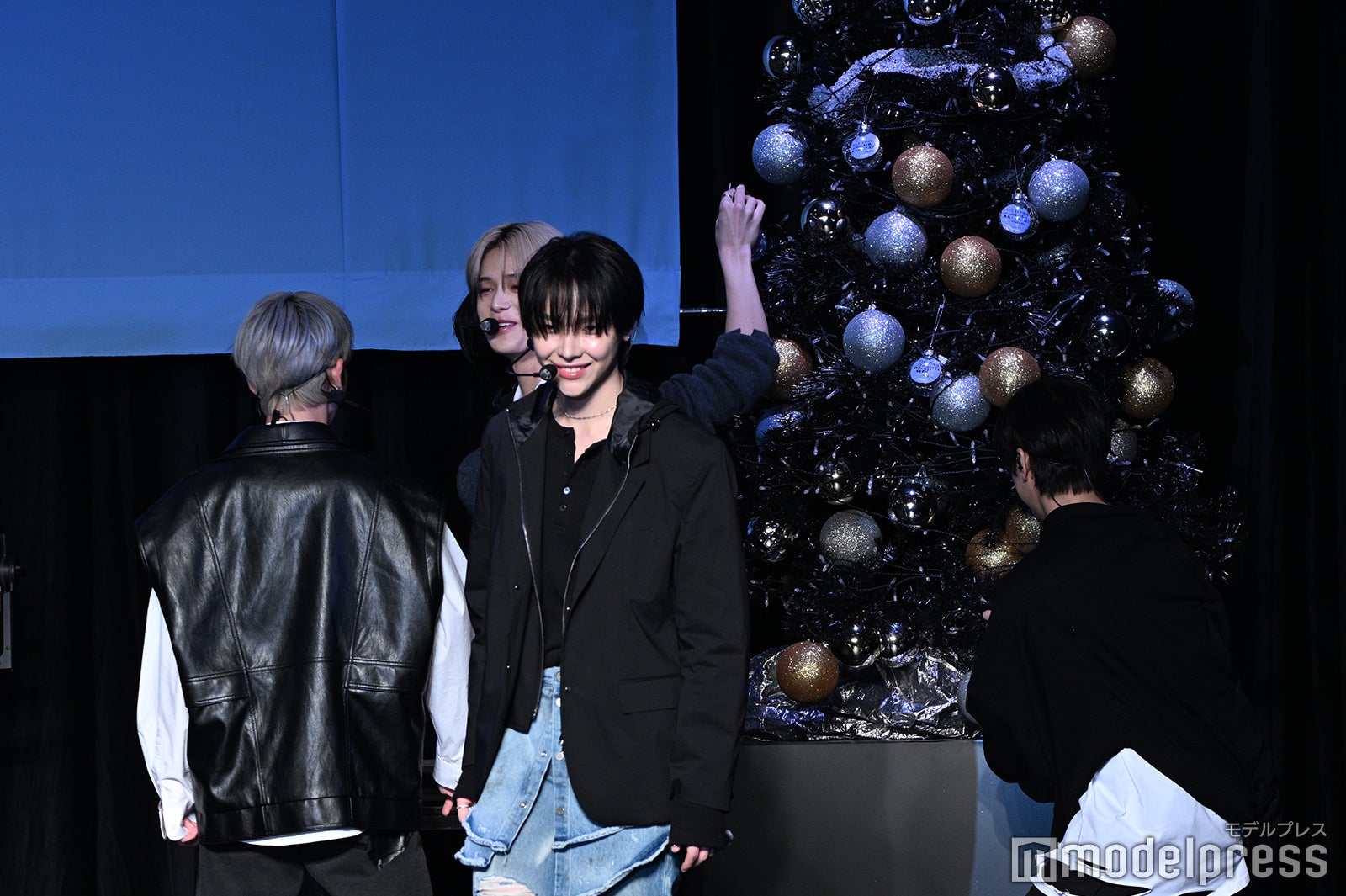 ツリーを飾り付ける&TEAM（C）モデルプレス