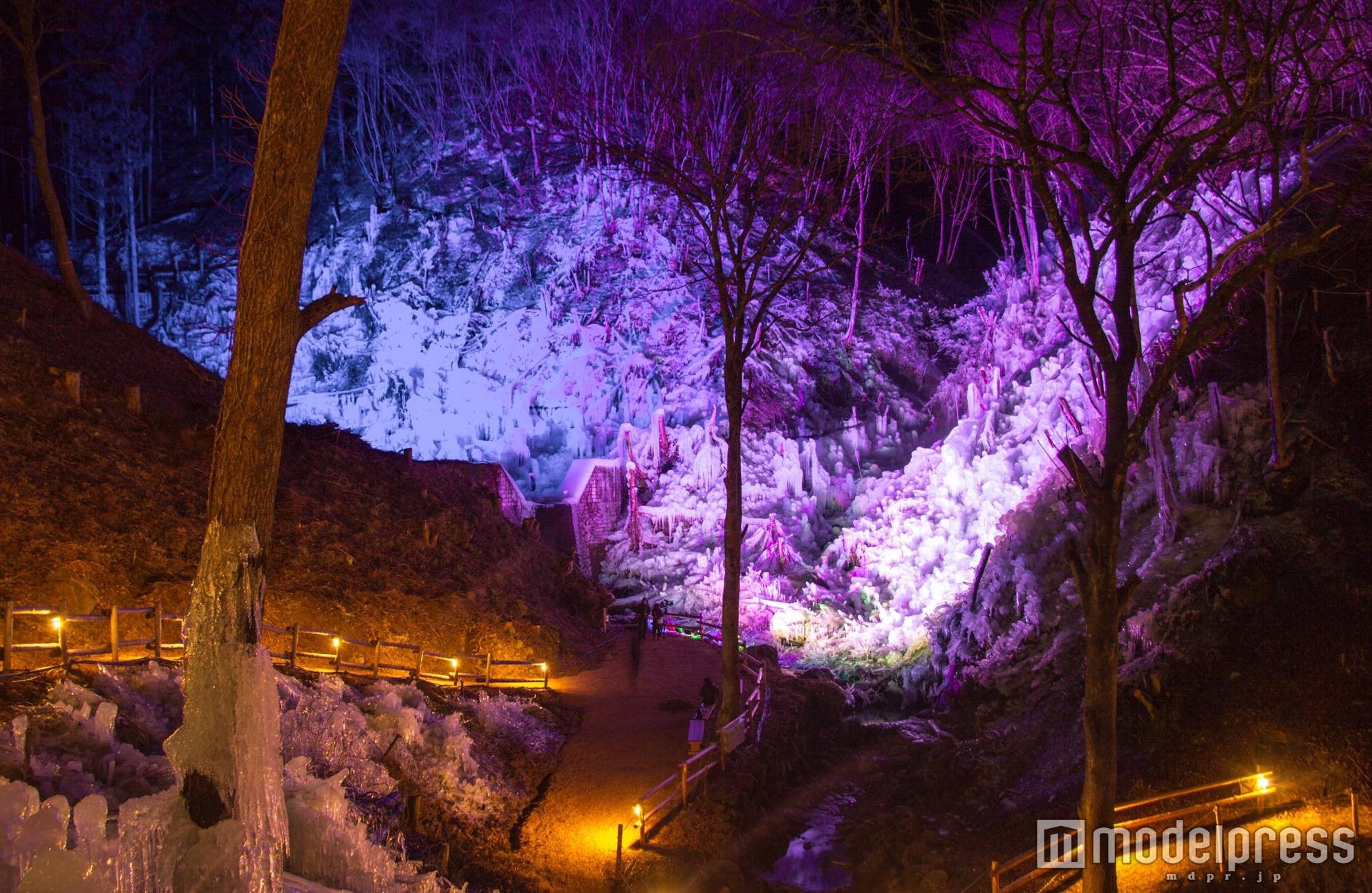 冬しか見られない“氷柱ライトアップ”が芸術的な美しさ♡