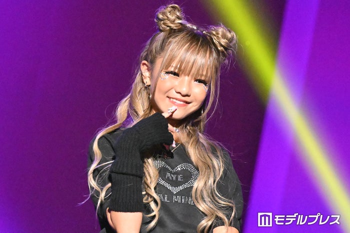 小学生ギャルモデルりゅあ、ランウェイ登場に歓声 ルーズソックス×金髪姿でウォーキング【TGC teen 2024 Summer】