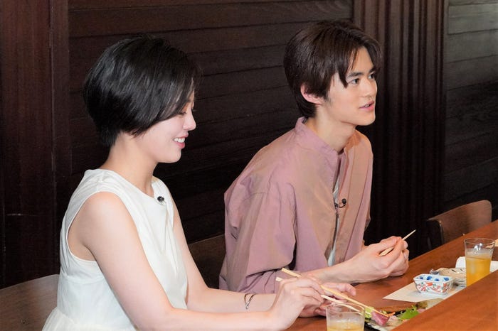 伊原六花、鈴鹿央士(C)カンテレ