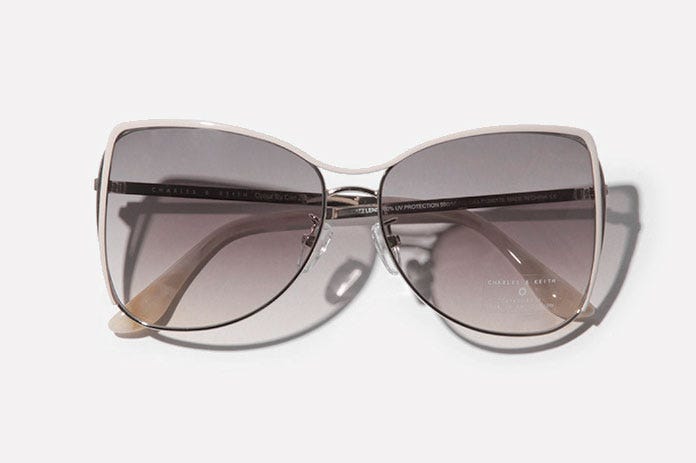 バタフライフレームサングラス「CHARLES & KEITH」8,100円(税込)/画像提供:CHARLES & KEITH OFFICIAL ONLINE STORE