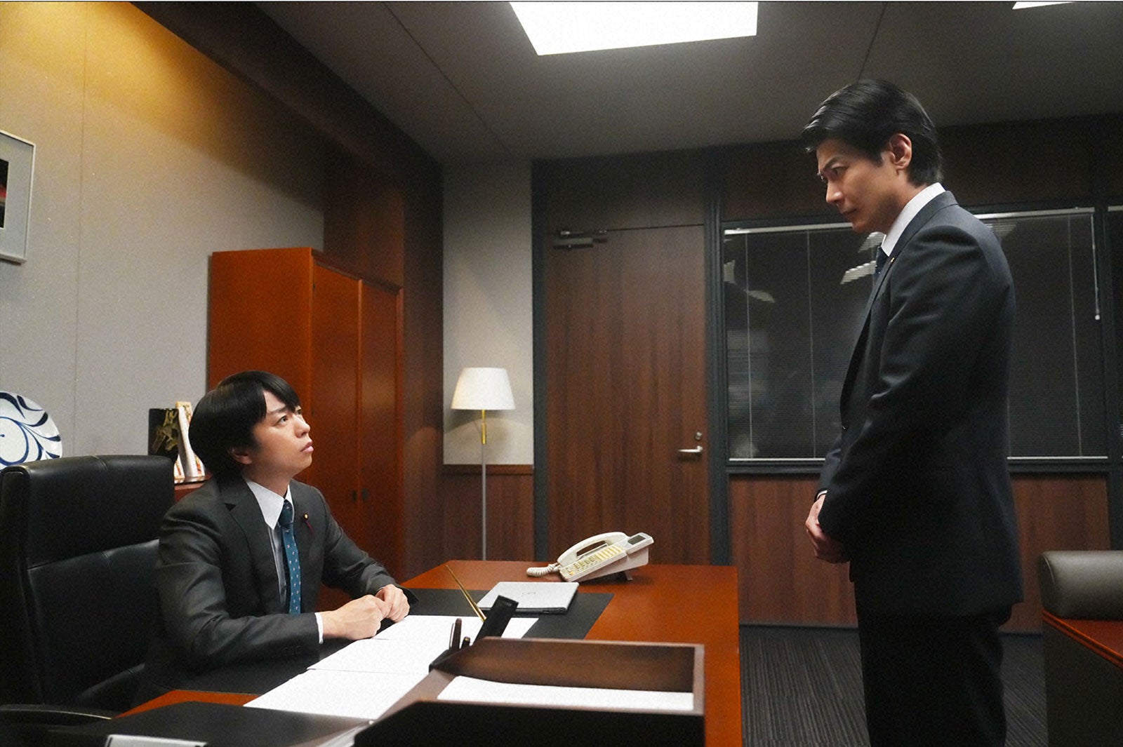 櫻井翔、玉山鉄二「笑うマトリョーシカ」第2話より（C）TBS