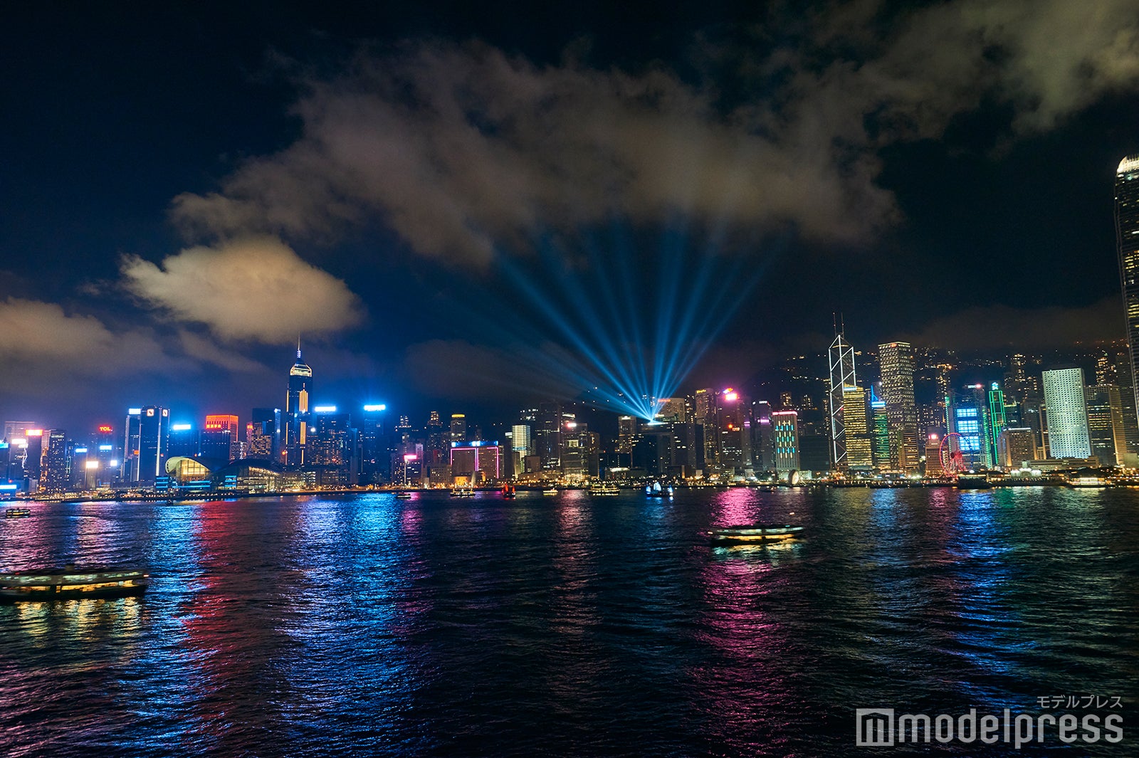 水面に映るネオンと、毎夜20時からスタートする「シンフォニー・オブ・ライツ」のレーザーで、
ビクトリア・ハーバーがより一層華やぎます （C）モデルプレス