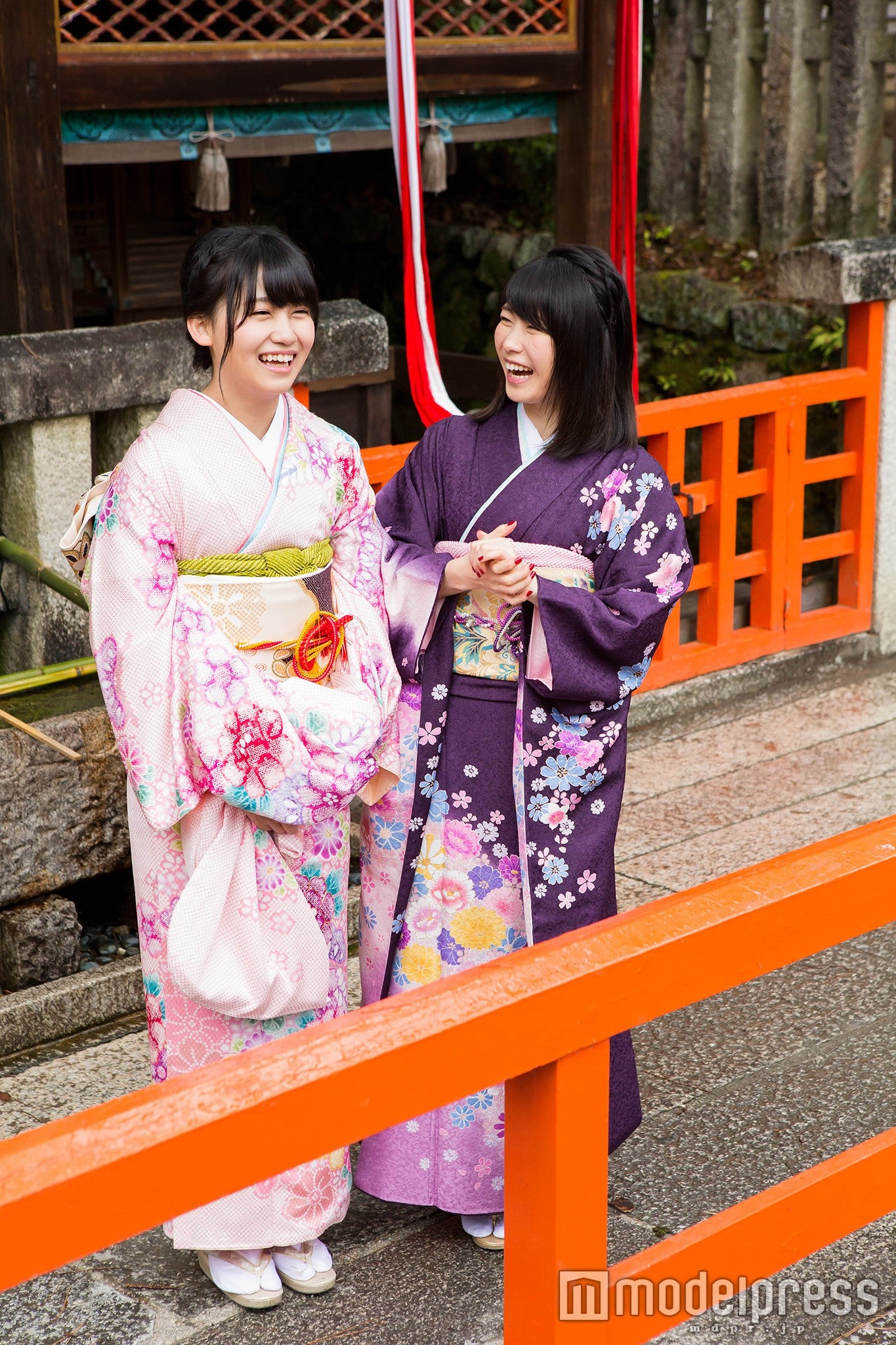 下鴨神社境内で振り袖姿を披露した横山由依、小嶋真子（写真右から）／画像提供：関西テレビ