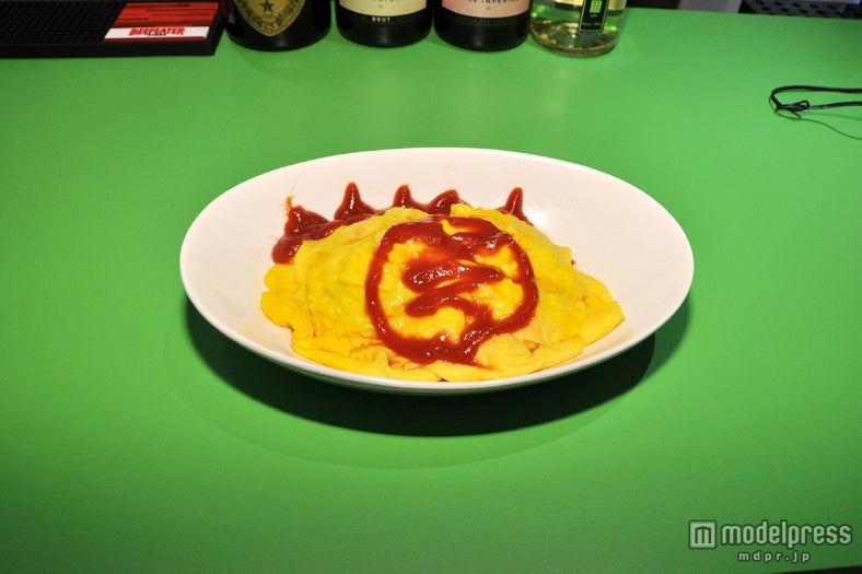 「カラーコンタクトを付けて大きくなった目」をケチャップで描く「デカメライス」