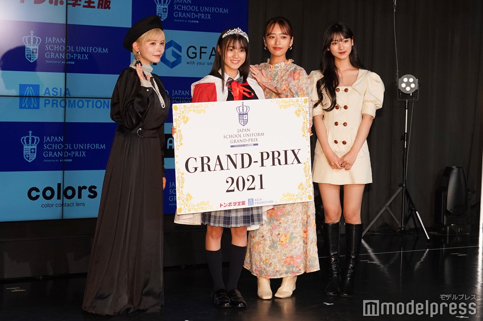 （左から）益若つばさ、山本梨愛さん、近藤千尋、田中杏奈 （C）モデルプレス