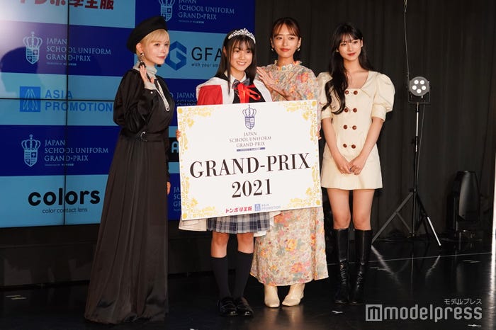 (左から)益若つばさ、山本梨愛さん、近藤千尋、田中杏奈 (C)モデルプレス