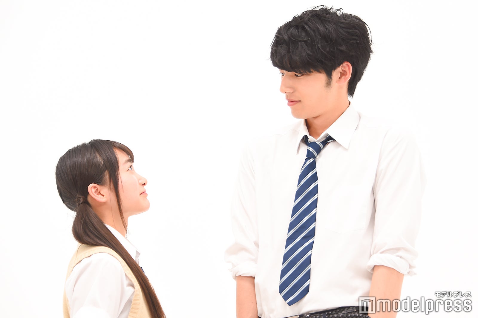 「向かい合って」と言われた福田愛依、岡田健史 （C）モデルプレス