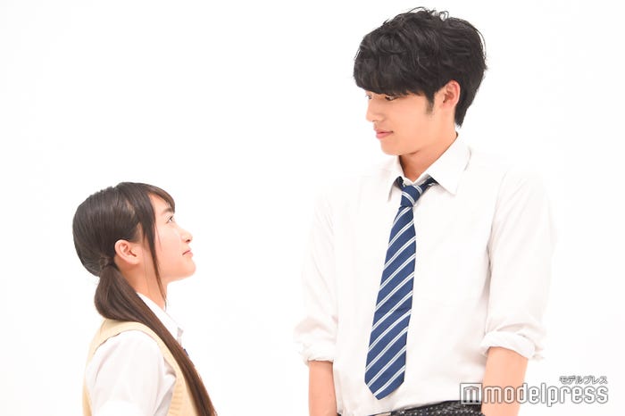 「向かい合って」と言われた福田愛依、岡田健史 (C)モデルプレス