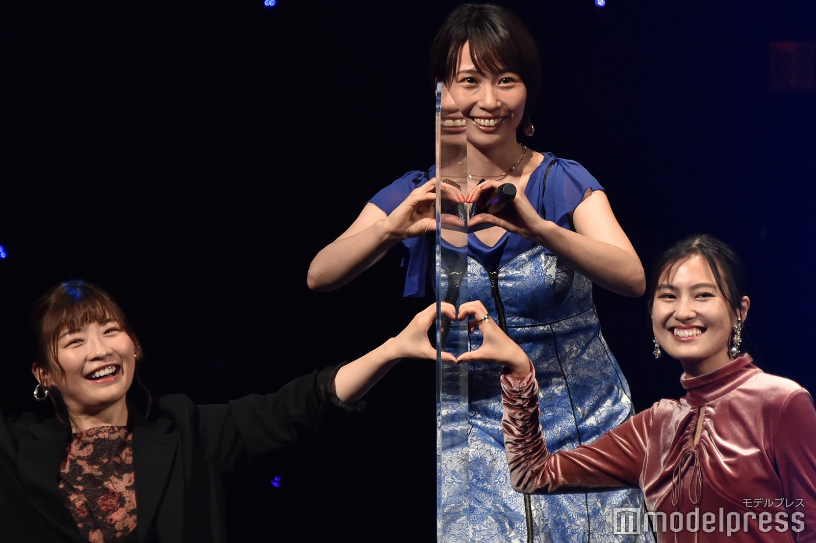 アクリル板越しにハートを作る伊藤沙莉、増田有華、恒松祐里 （C）モデルプレス