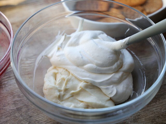 ③に④をゴムベラでひとすくいからふたすくい入れて混ぜたら、残りも入れてさっくりと切るように混ぜる。