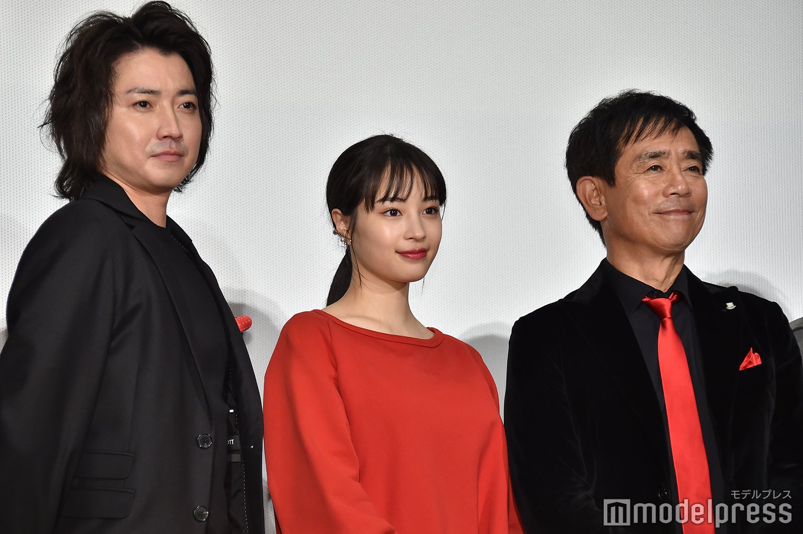 （左から）藤原竜也、広瀬すず、栗田貫一（C）モデルプレス