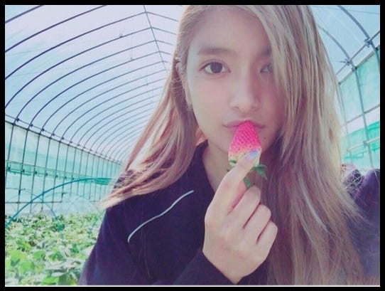 休日を満喫中のローラ/オフィシャルブログ(Ameba)より