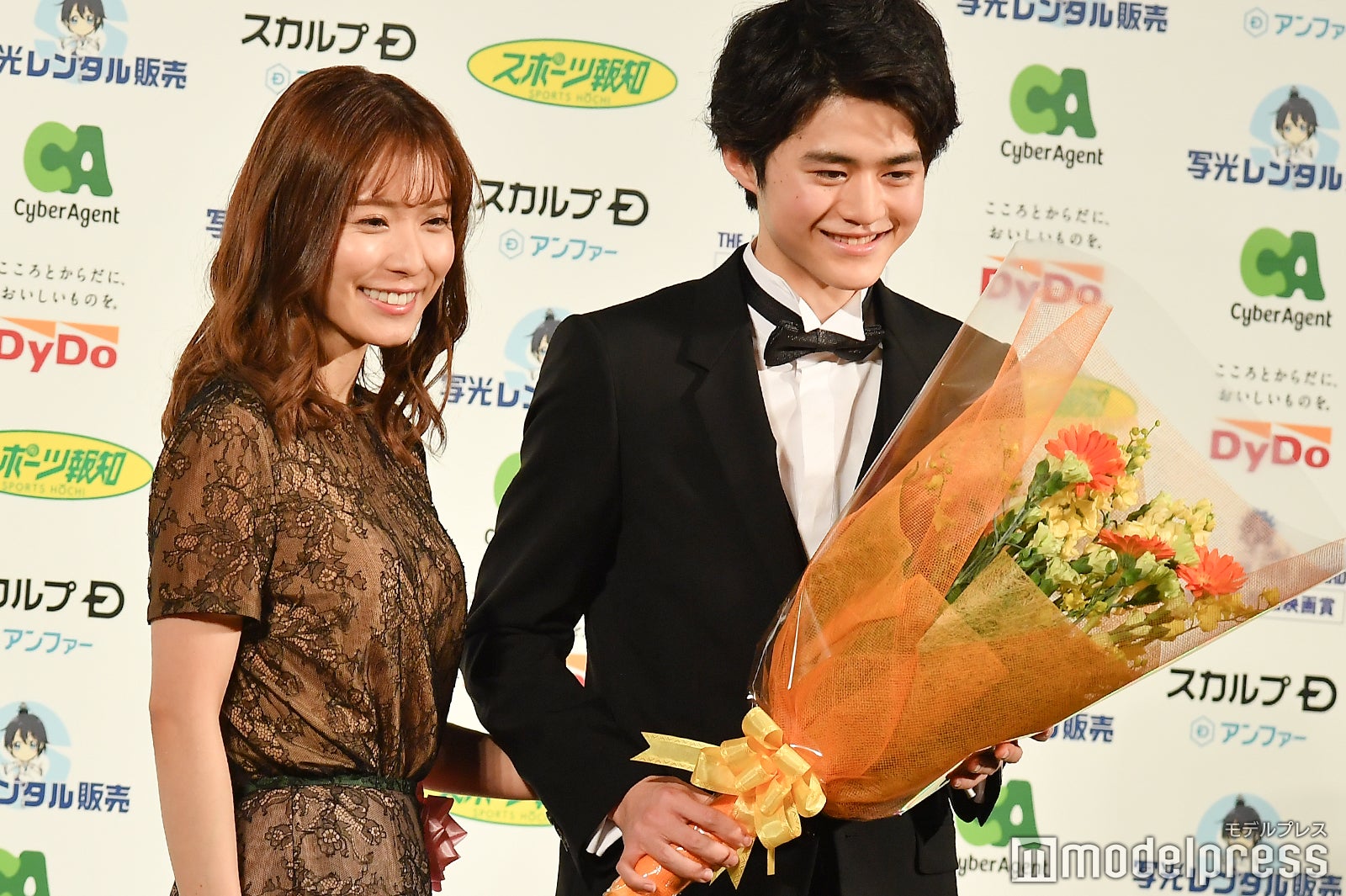 （左から）松岡茉優、鈴鹿央士（C）モデルプレス