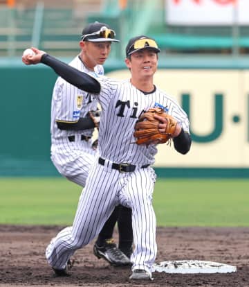阪神・谷端＆岡城 ルーキーコンビが甲子園初見参！憧れ聖地に感動「広さにビックリ。圧倒された」アピールへ決意新た