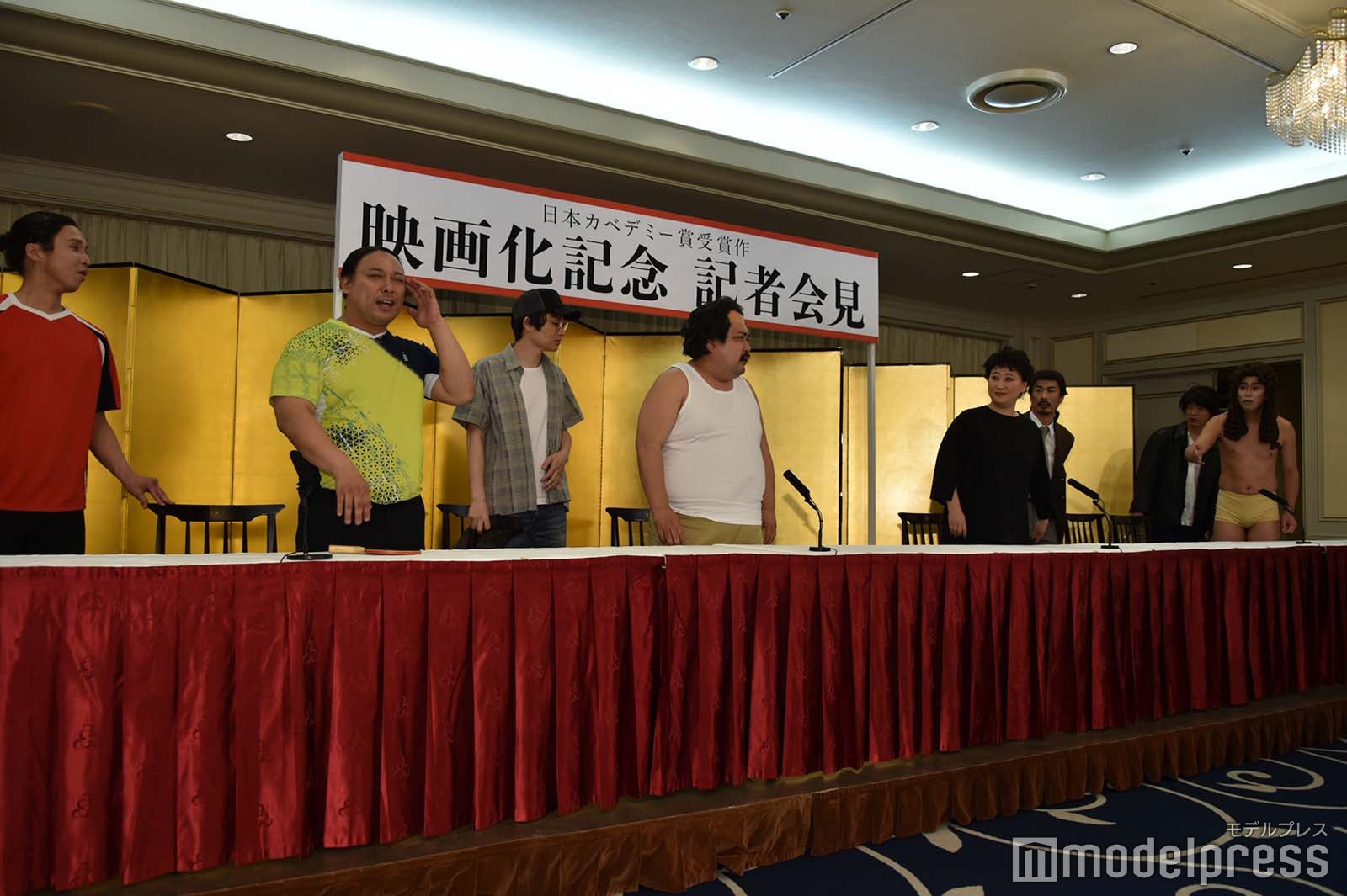 会見場に驚くメンバー（C）モデルプレス