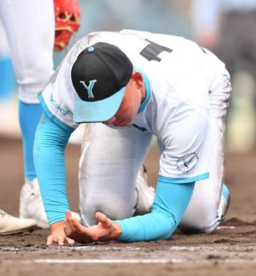 山梨学院・菰田 骨折していた 22日長崎日大戦の一塁守備で走者と交錯「今までにない痛み」不安が現実に