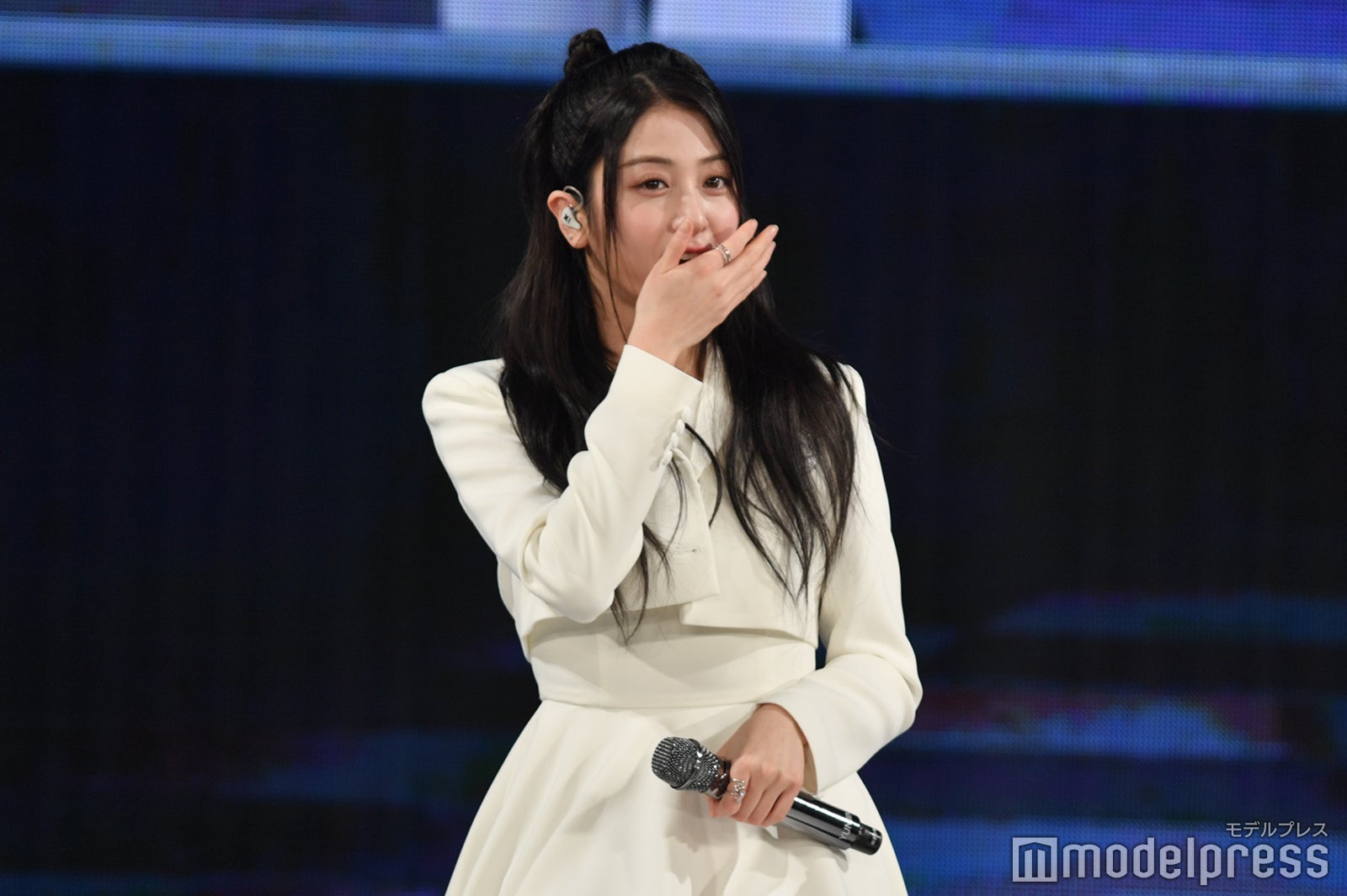 古家正亨から作詞・作曲の能力を絶賛され喜ぶYUNJIN （C）モデルプレス