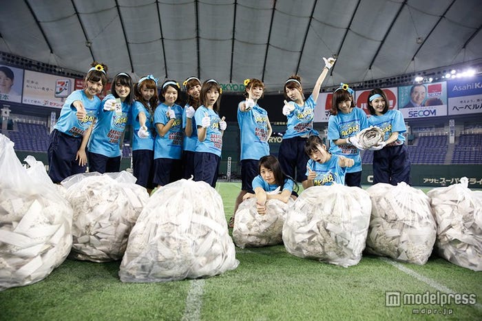 罰ゲーム・清掃&撤収を完遂したチームB/「第1回AKB48グループ対抗 大運動会」(C)AKS