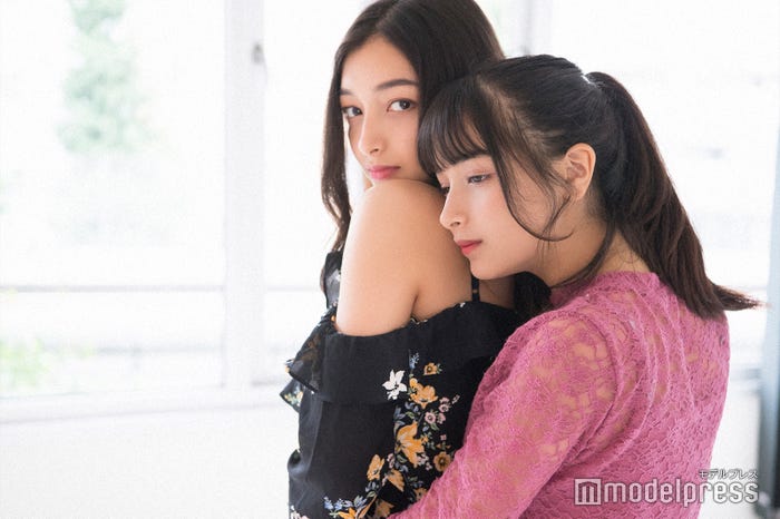 (左から)エリカ、マリナ (C)モデルプレス