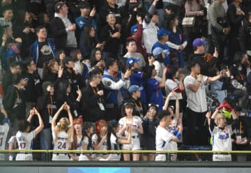 台湾代表 東京Dが壮絶な大ブーイングに包まれる フェアチャイルドの大飛球で左翼の台湾ファンが本塁打アピール→チャレンジも覆らず 異様な雰囲気に