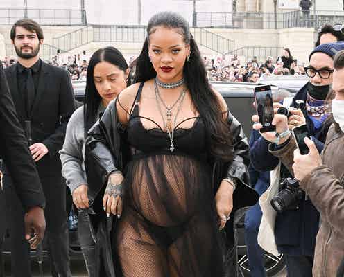 妊娠中のリアーナ、大胆ランジェリールックでパリコレ登場「SEXYすぎるママ」と話題