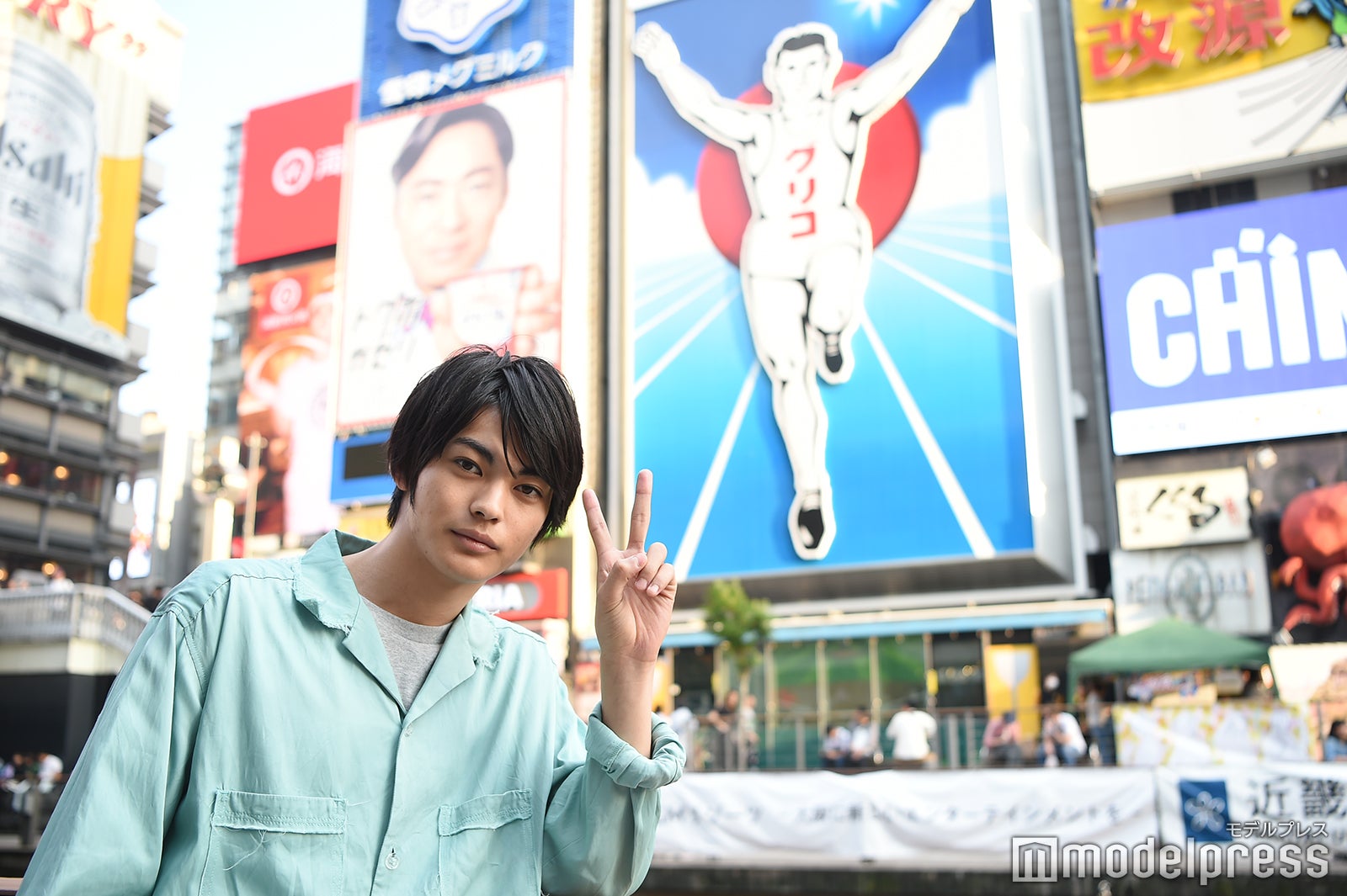 神尾楓珠、道頓堀にてピース （C）モデルプレス