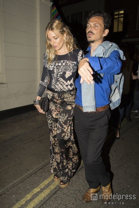 シエナ・ミラーとデザイナーのマシュー・ウィリアムソン。WENN.com / Zeta Image
