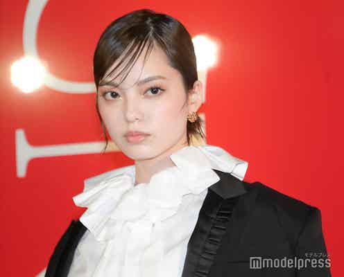 平手友梨奈、ミニ丈ボトムスからスラリ美脚輝く「見惚れちゃう」「スタイル抜群」との声