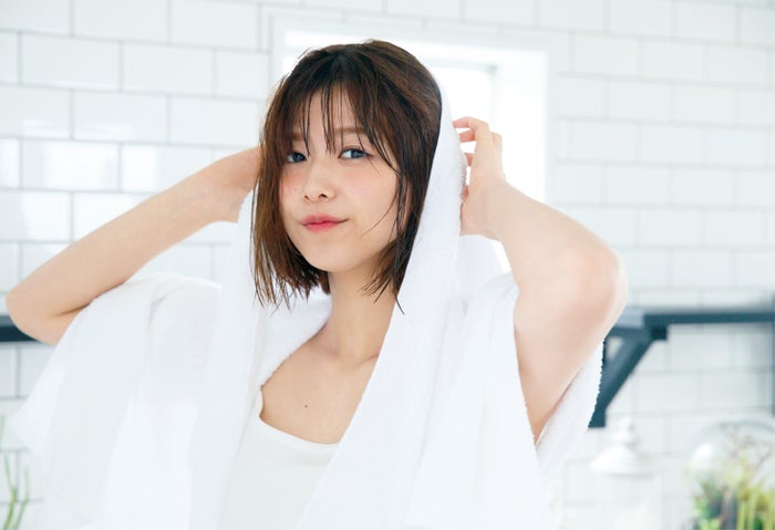 欅坂46渡邉理佐 彼女感 あふれる 濡れ髪ショット 公開 新ビジュアル雑誌 White Graph モデルプレス