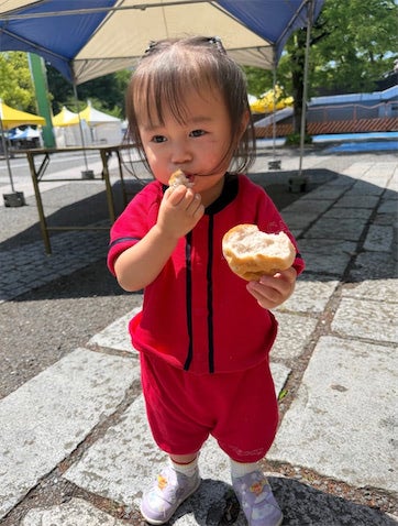 山本圭壱、1歳愛娘と二人きりのGW散歩「パンを食べるにこりさんです」