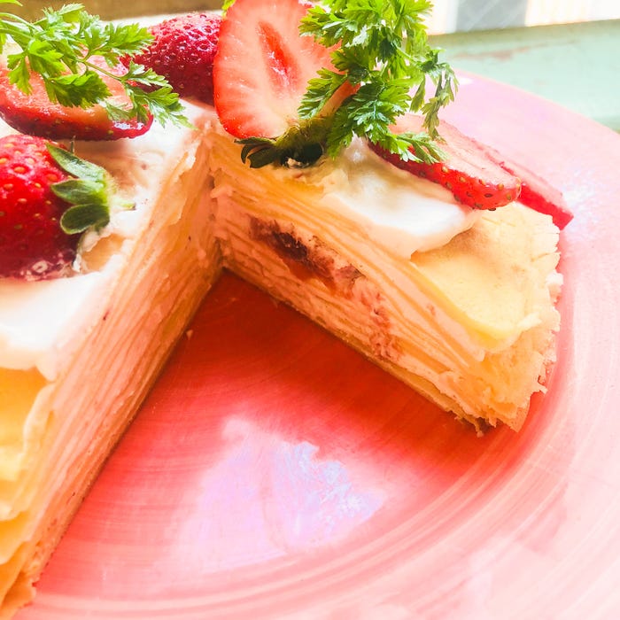 手順9:いちご、粉糖、チャービルをトッピングしたら出来上がり!/画像提供:柏原歩