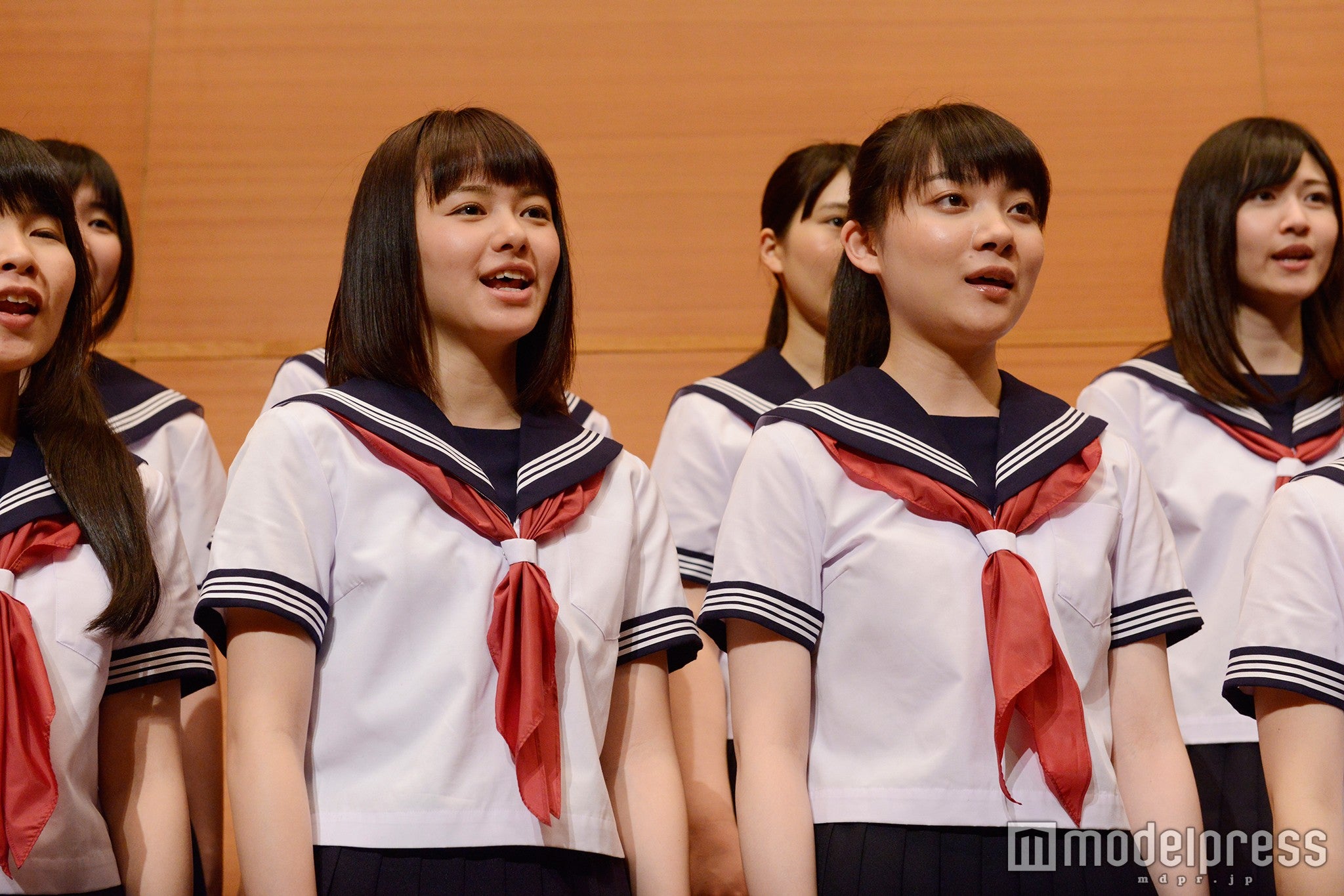 山本舞香・三浦透子／映画「桜ノ雨」より（C）2015 halyosy、藤田遼、雨宮ひとみ、スタジオ・ハードデラックス／PHP研究所／『桜ノ雨』製作委員会