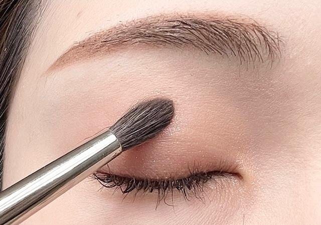 アイメイクのぼかしポイントは「色の境目」