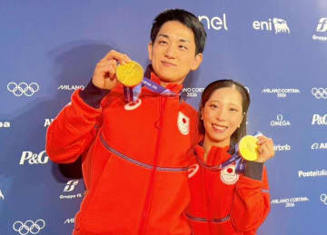 劇的金メダルのりくりゅう 取材エリアで異例のコーラで乾杯 三浦「美味しい～。いつぶり？」 ゼロコーラと普通のコーラ並ぶも普通のコーラをチョイス