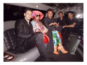 「グッドルッキング・ガイ」と恭子／叶姉妹オフィシャルブログ（Ameba）より