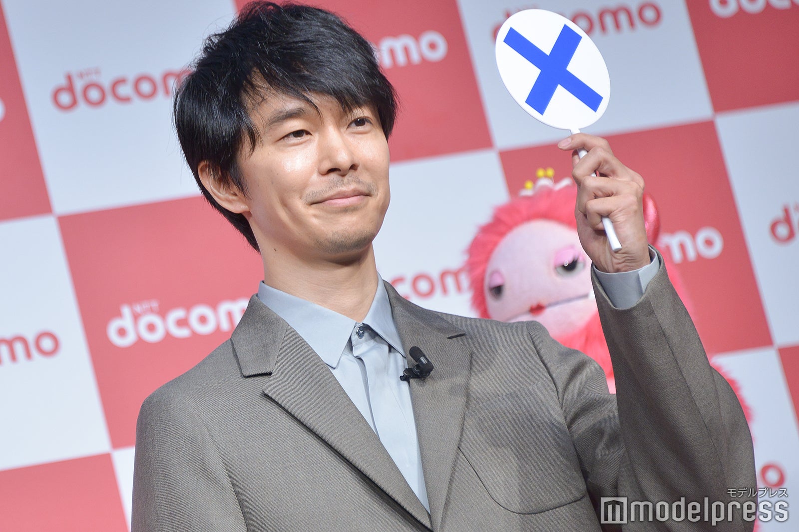 ○✕クイズに挑む長谷川博己 （C）モデルプレス