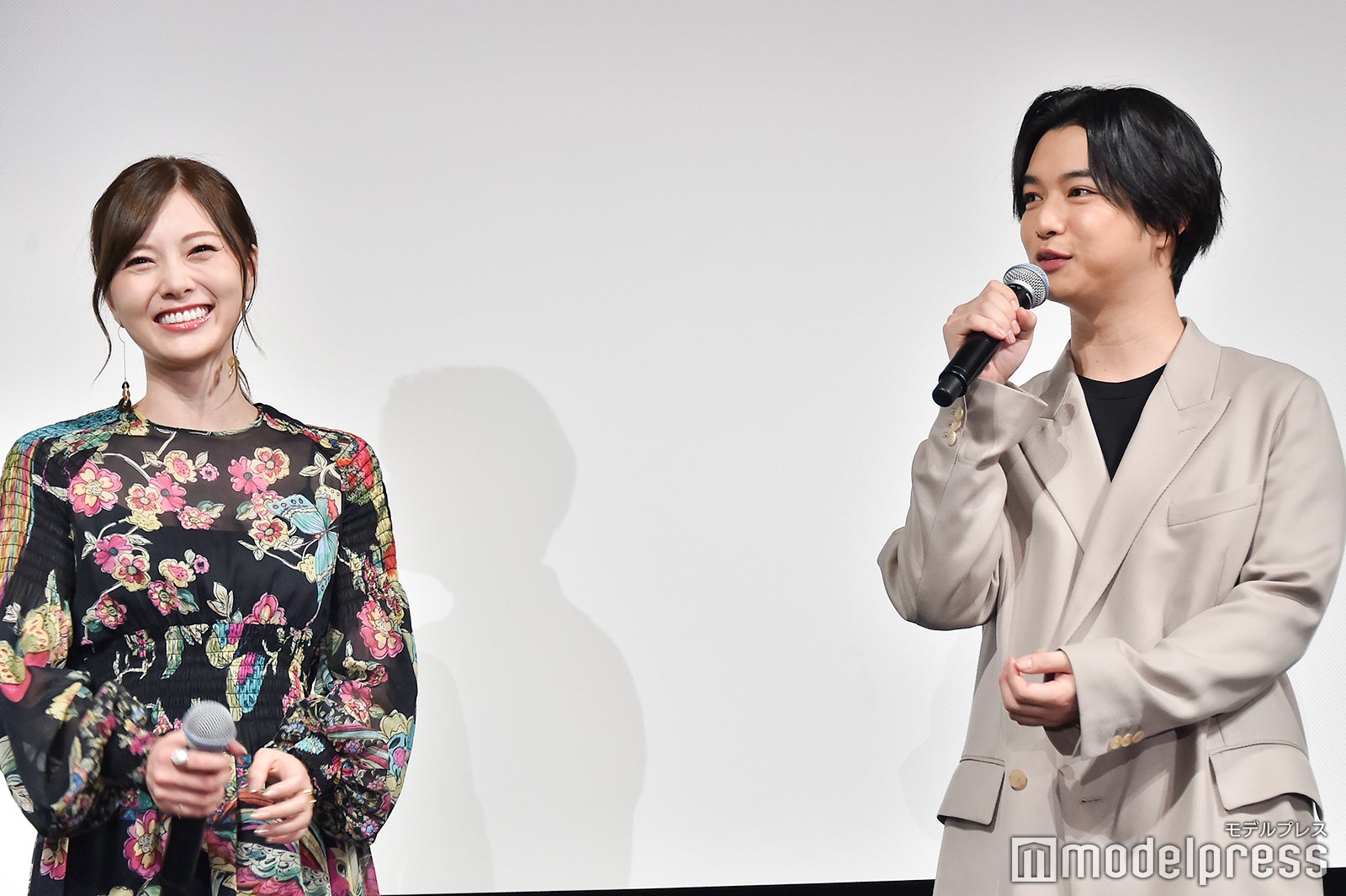 お互いの呼び名を決める白石麻衣、千葉雄大 （C）モデルプレス