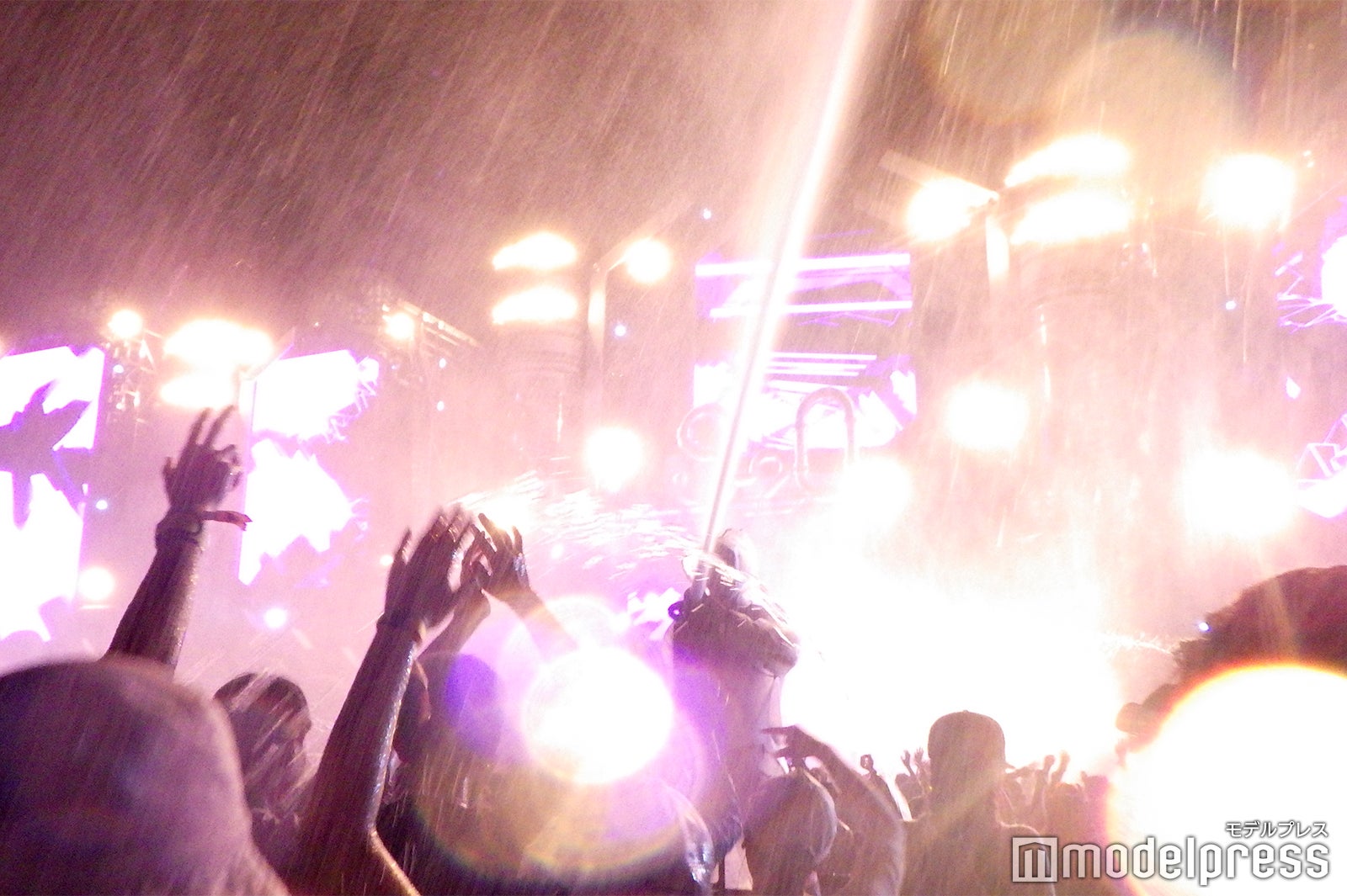 まさに“びしょ濡れ”の言葉がふさわしい水かけ演出（C）モデルプレス