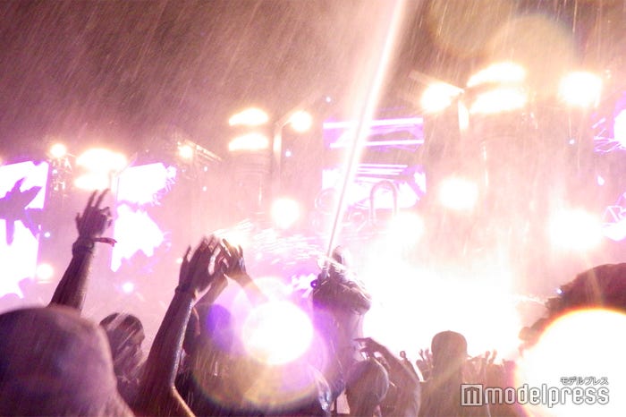 まさに“びしょ濡れ”の言葉がふさわしい水かけ演出(C)モデルプレス