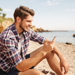 デート中もずっとスマホばかり!?「SNS中毒」な男性への対処法